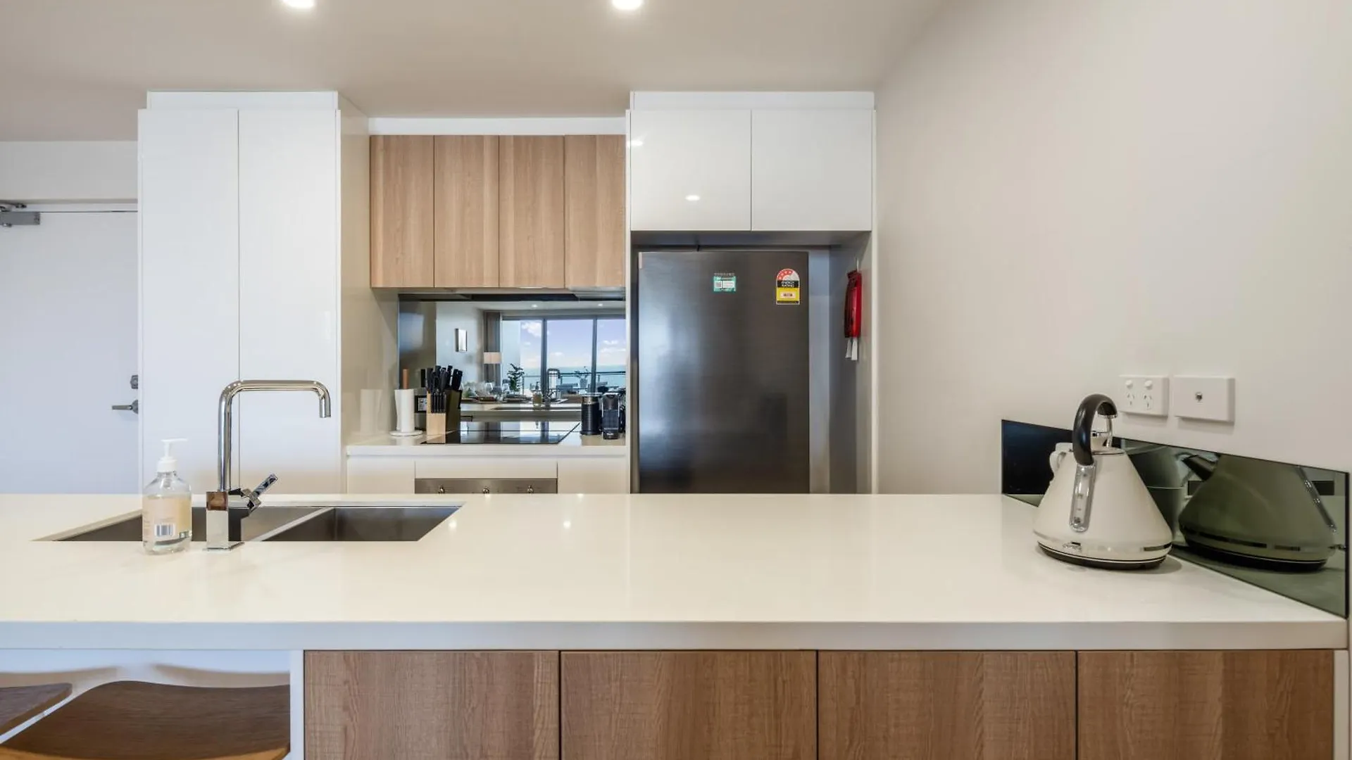 Azure Oceanside Apartment At Kings Beach Caloundra