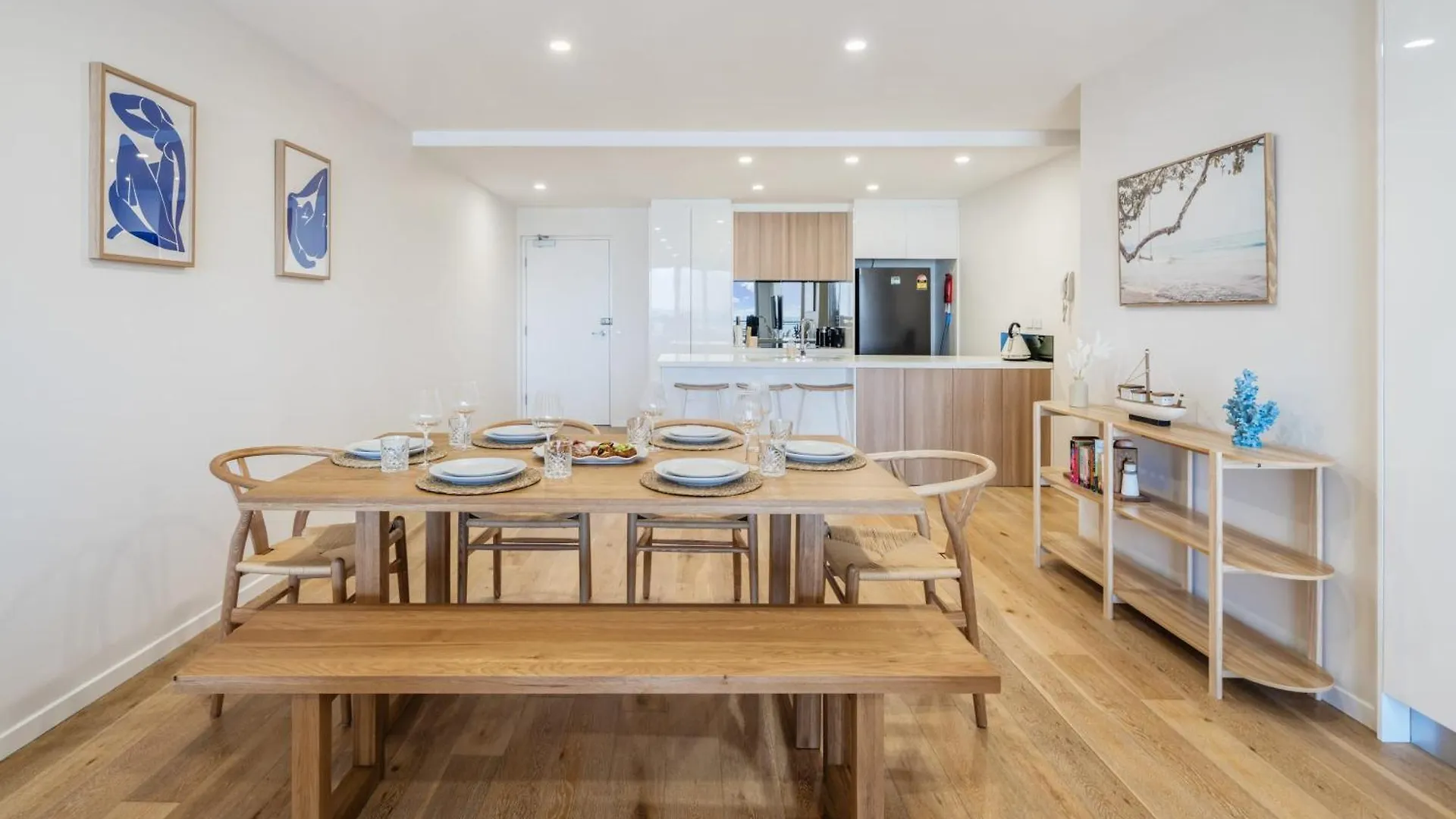 Azure Oceanside Apartment At Kings Beach Caloundra